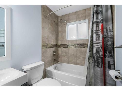 7127 20 Street Se, Calgary, AB - Indoor Photo Showing Bathroom
