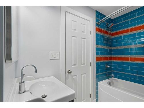7127 20 Street Se, Calgary, AB - Indoor Photo Showing Bathroom