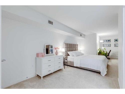 2703-1100 8 Avenue Sw, Calgary, AB - Indoor Photo Showing Bedroom