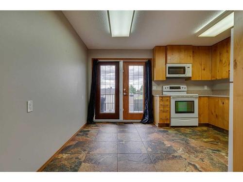 24 Radcliffe Bay Se, Calgary, AB - Indoor Photo Showing Kitchen