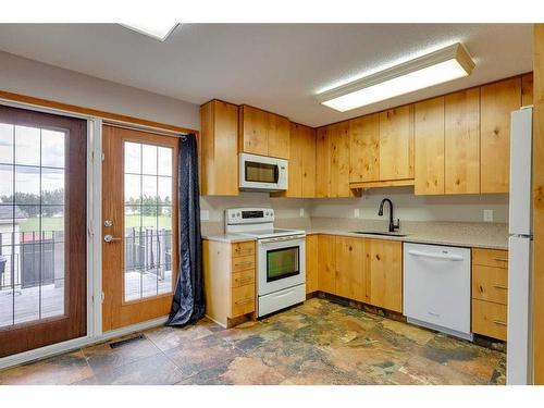 24 Radcliffe Bay Se, Calgary, AB - Indoor Photo Showing Kitchen