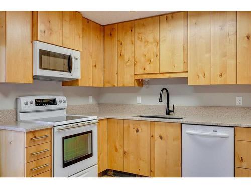 24 Radcliffe Bay Se, Calgary, AB - Indoor Photo Showing Kitchen