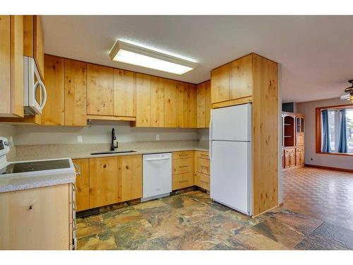 24 Radcliffe Bay Se, Calgary, AB - Indoor Photo Showing Kitchen