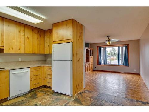 24 Radcliffe Bay Se, Calgary, AB - Indoor Photo Showing Kitchen