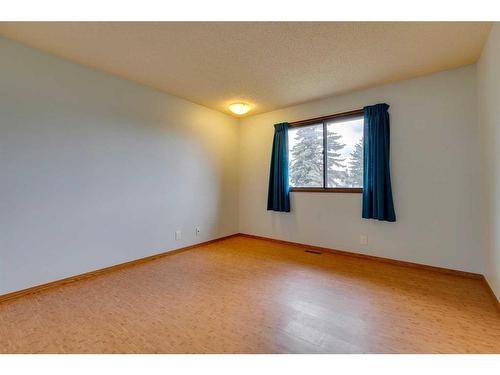 24 Radcliffe Bay Se, Calgary, AB - Indoor Photo Showing Other Room