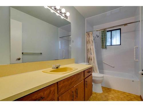 24 Radcliffe Bay Se, Calgary, AB - Indoor Photo Showing Bathroom