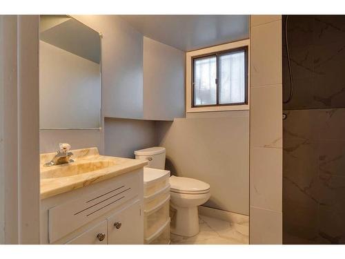 24 Radcliffe Bay Se, Calgary, AB - Indoor Photo Showing Bathroom