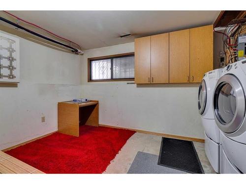 24 Radcliffe Bay Se, Calgary, AB - Indoor Photo Showing Laundry Room