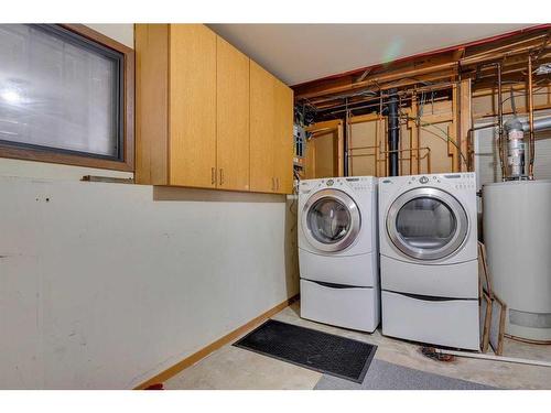 24 Radcliffe Bay Se, Calgary, AB - Indoor Photo Showing Laundry Room