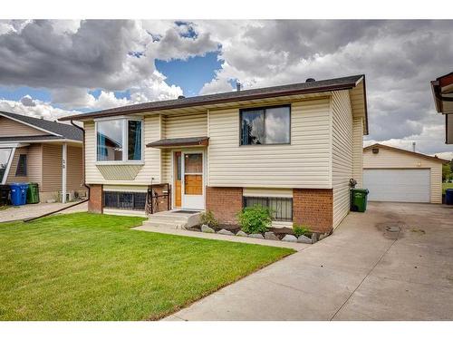 24 Radcliffe Bay Se, Calgary, AB - Outdoor