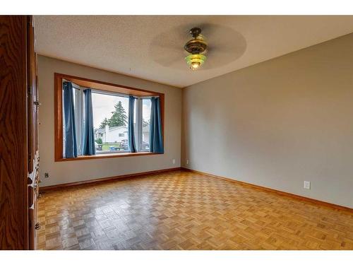 24 Radcliffe Bay Se, Calgary, AB - Indoor Photo Showing Other Room