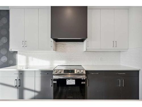 120 Heritage Boulevard, Cochrane, AB - Indoor Photo Showing Kitchen