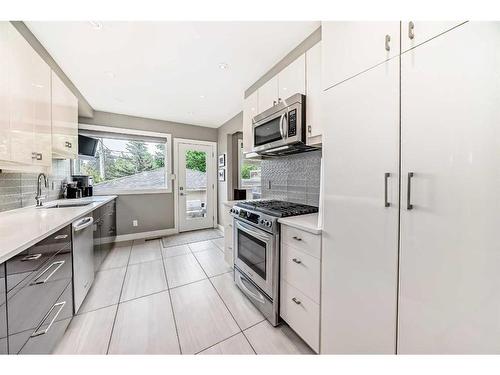 1031 & 1031A 39 Avenue Nw, Calgary, AB - Indoor Photo Showing Kitchen With Upgraded Kitchen