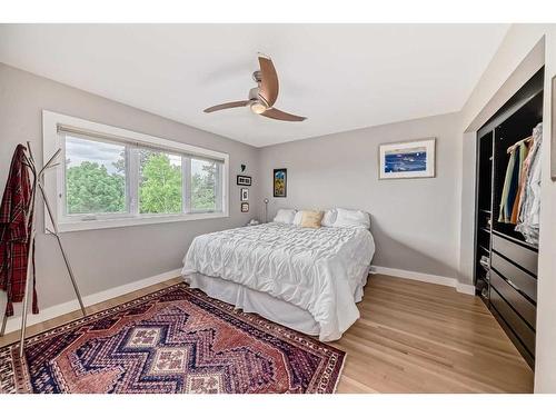 1031 & 1031A 39 Avenue Nw, Calgary, AB - Indoor Photo Showing Bedroom