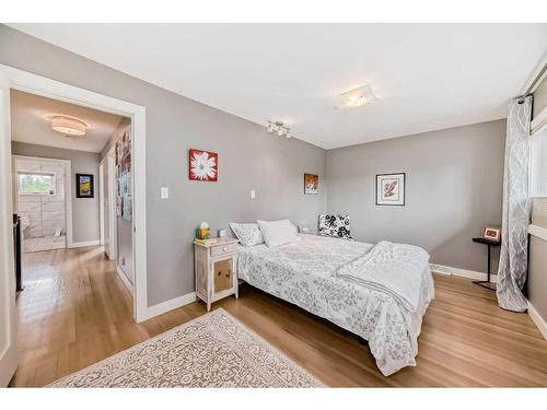 1031 & 1031A 39 Avenue Nw, Calgary, AB - Indoor Photo Showing Bedroom