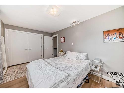 1031 & 1031A 39 Avenue Nw, Calgary, AB - Indoor Photo Showing Bedroom