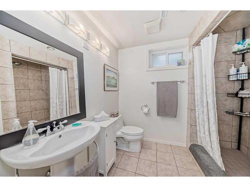 1031 & 1031A 39 Avenue Nw, Calgary, AB - Indoor Photo Showing Bathroom