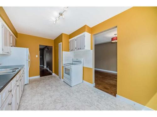 1031 & 1031A 39 Avenue Nw, Calgary, AB - Indoor Photo Showing Kitchen