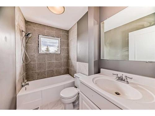 1031 & 1031A 39 Avenue Nw, Calgary, AB - Indoor Photo Showing Bathroom