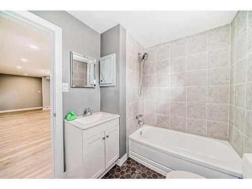 1031 & 1031A 39 Avenue Nw, Calgary, AB - Indoor Photo Showing Bathroom