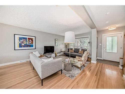 1031 & 1031A 39 Avenue Nw, Calgary, AB - Indoor Photo Showing Living Room