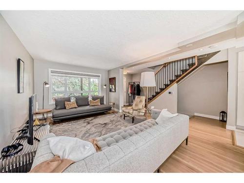 1031 & 1031A 39 Avenue Nw, Calgary, AB - Indoor Photo Showing Living Room