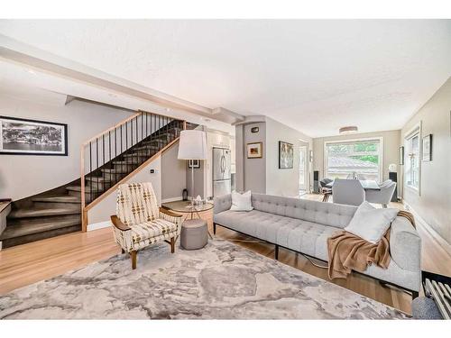 1031 & 1031A 39 Avenue Nw, Calgary, AB - Indoor Photo Showing Living Room