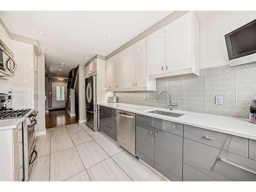 1031 & 1031A 39 Avenue Nw, Calgary, AB - Indoor Photo Showing Kitchen With Upgraded Kitchen