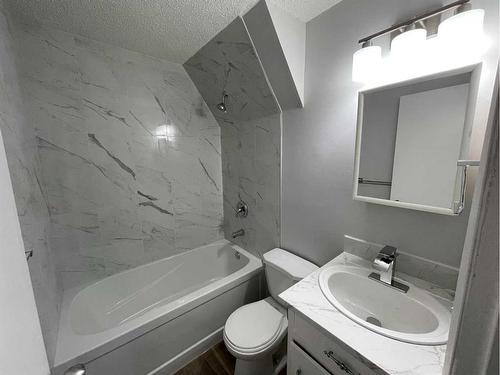 2816 18 Street Sw, Calgary, AB - Indoor Photo Showing Bathroom