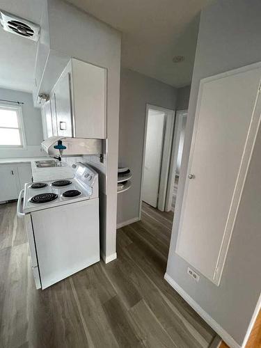 2816 18 Street Sw, Calgary, AB - Indoor Photo Showing Kitchen