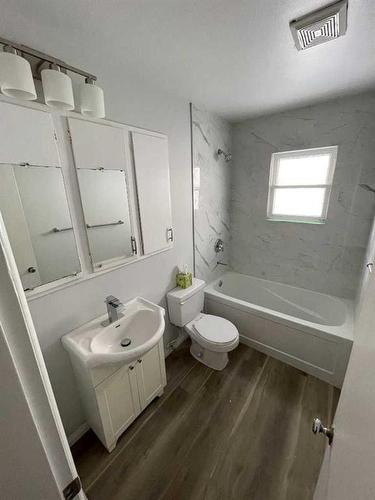 2816 18 Street Sw, Calgary, AB - Indoor Photo Showing Bathroom