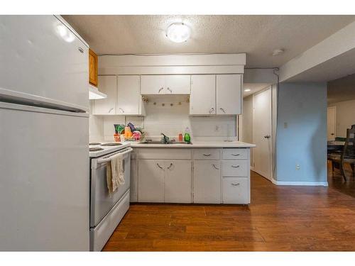 2816 18 Street Sw, Calgary, AB - Indoor Photo Showing Kitchen