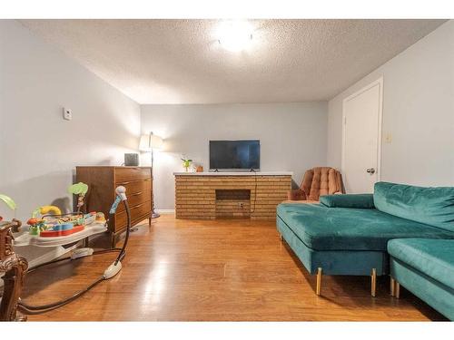 2816 18 Street Sw, Calgary, AB - Indoor Photo Showing Living Room