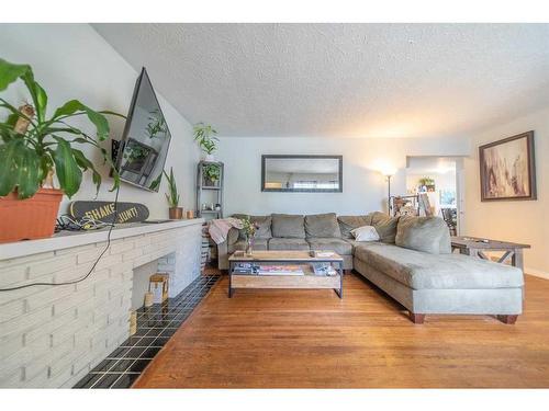 2816 18 Street Sw, Calgary, AB - Indoor Photo Showing Living Room