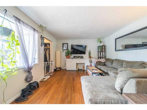 2816 18 Street Sw, Calgary, AB - Indoor Photo Showing Living Room