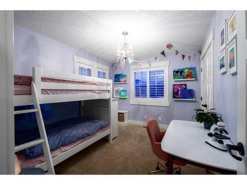 47 Aspen Summit Mount Sw, Calgary, AB - Indoor Photo Showing Bedroom