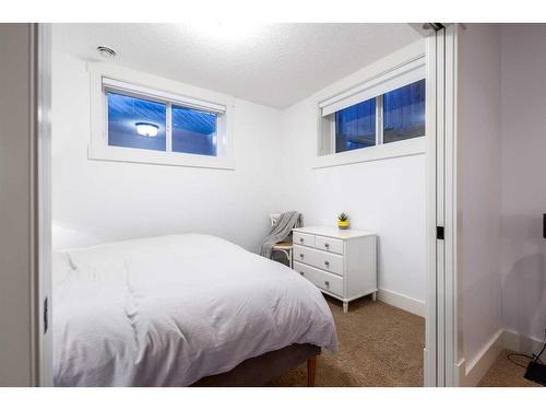 47 Aspen Summit Mount Sw, Calgary, AB - Indoor Photo Showing Bedroom