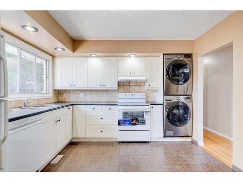 9748 Elbow Drive Sw, Calgary, AB - Indoor Photo Showing Laundry Room