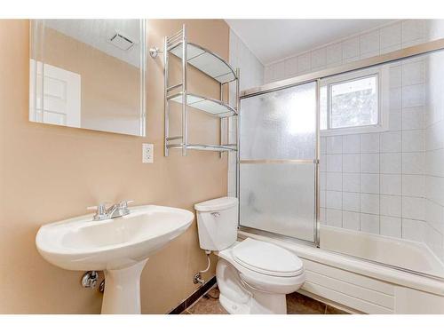 9748 Elbow Drive Sw, Calgary, AB - Indoor Photo Showing Bathroom