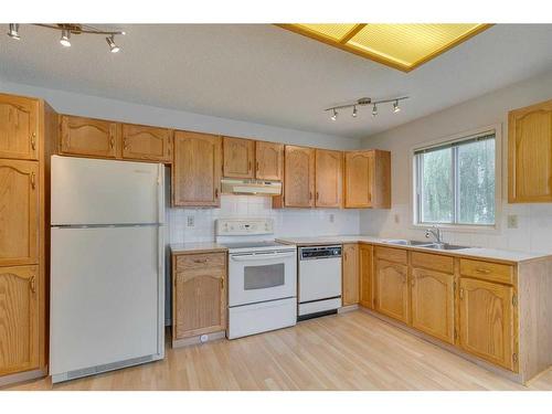 51 Rundlelawn Green Ne, Calgary, AB - Indoor Photo Showing Kitchen With Double Sink