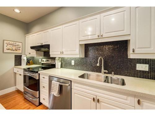 1731 8 Avenue Nw, Calgary, AB - Indoor Photo Showing Kitchen