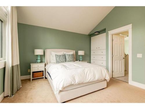 1731 8 Avenue Nw, Calgary, AB - Indoor Photo Showing Bedroom