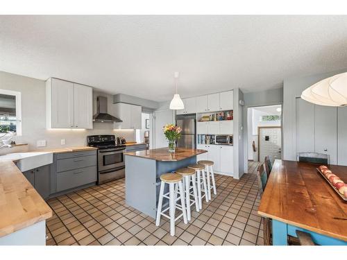 3512 60 Street Nw, Calgary, AB - Indoor Photo Showing Kitchen