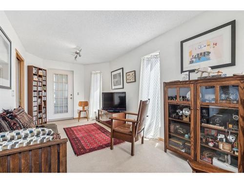 3512 60 Street Nw, Calgary, AB - Indoor Photo Showing Living Room