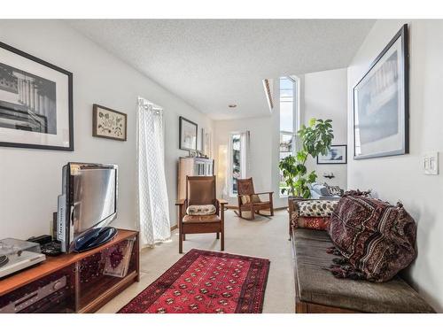 3512 60 Street Nw, Calgary, AB - Indoor Photo Showing Living Room