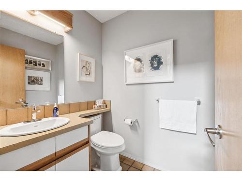 3512 60 Street Nw, Calgary, AB - Indoor Photo Showing Bathroom