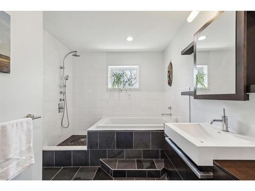 3512 60 Street Nw, Calgary, AB - Indoor Photo Showing Bathroom