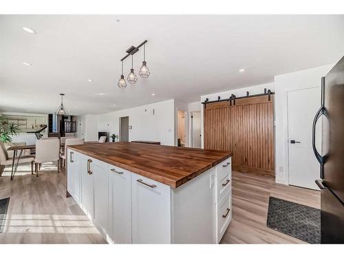10515 Eamon Road Nw, Calgary, AB - Indoor Photo Showing Kitchen
