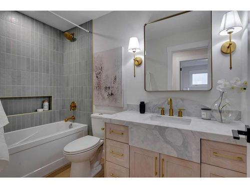 223 Parkwood Close Se, Calgary, AB - Indoor Photo Showing Bathroom