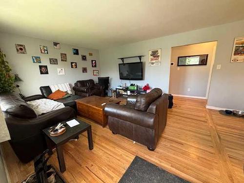 7311 Bowness Road Nw, Calgary, AB - Indoor Photo Showing Living Room